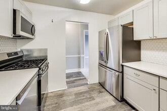 5340 Holmes Run Pkwy in Alexandria, VA - Building Photo - Building Photo
