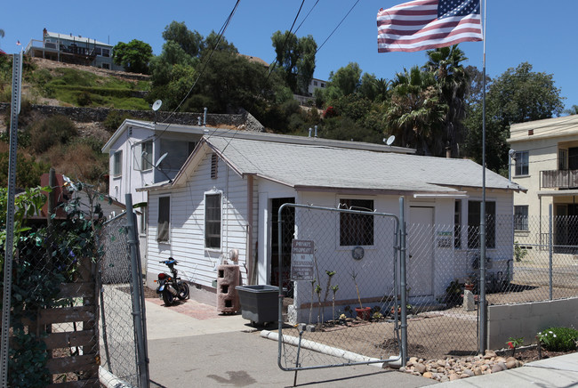 5015 Auburn Dr in San Diego, CA - Foto de edificio - Building Photo