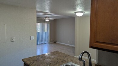 1730 W Emelita Ave, Unit 1730 W. Emelita  #2017 in Mesa, AZ - Foto de edificio - Building Photo