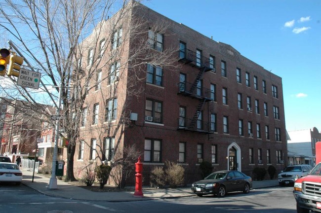 Sun Ray Court in Brooklyn, NY - Foto de edificio - Building Photo