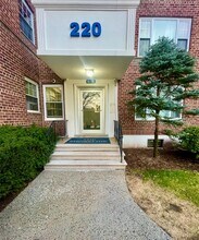220 Pelham Rd in New Rochelle, NY - Building Photo - Building Photo