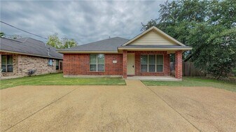 115 Richards St in College Station, TX - Building Photo