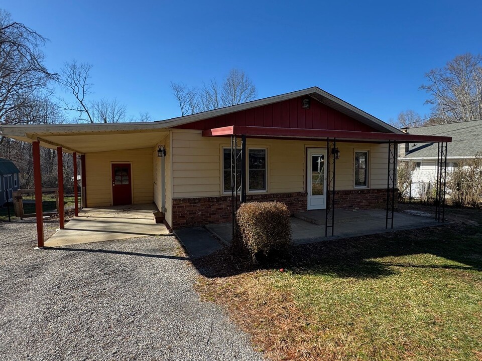 220 Linden St in Arden, NC - Building Photo