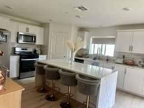 8244 Woodrose St in Jurupa Valley, CA - Foto de edificio - Building Photo