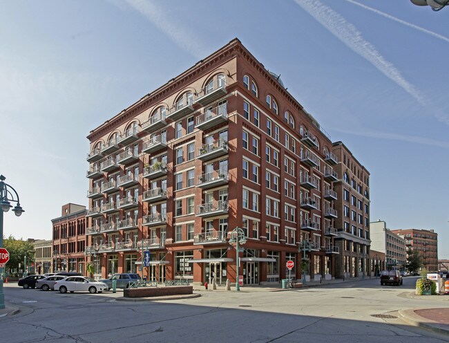 The Lofts on Broadway in Milwaukee, WI - Building Photo - Building Photo