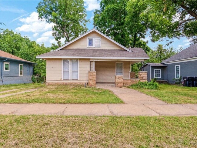 property at 533 E Woodard St