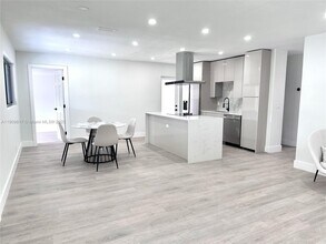 2421 N 56th Terrace in Hollywood, FL - Building Photo - Building Photo