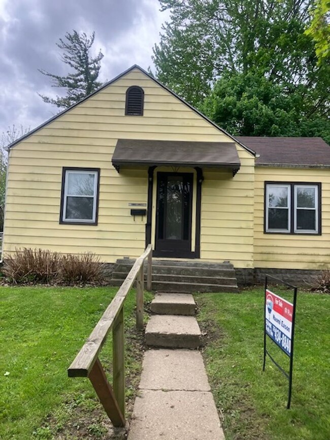 property at 925 E Mulberry St