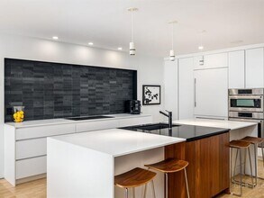 2600 Ave Pierre-Dupuy in Montréal, QC - Building Photo - Building Photo