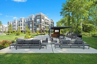 Walnut Hill in Clark, NJ - Foto de edificio - Building Photo