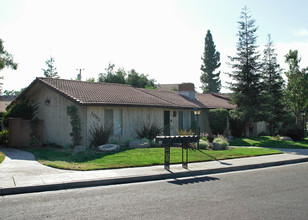 1063 Pierce Dr in Clovis, CA - Foto de edificio - Building Photo