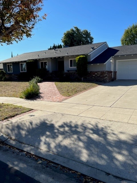 10931 Chimineas Ave in Porter Ranch, CA - Foto de edificio