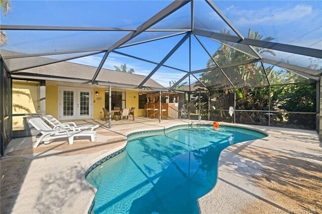 property at 2542 SW Kensington St