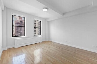 210 W 70th St in New York, NY - Building Photo - Building Photo