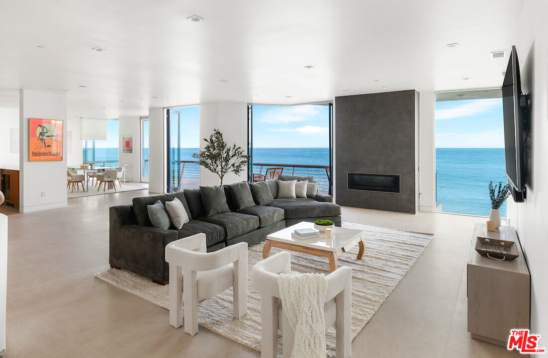27102 Malibu Cove Colony Dr in Malibu, CA - Building Photo