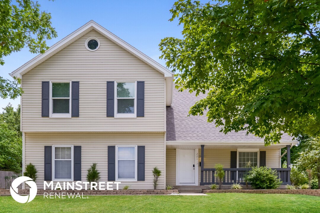 22617 W 53rd Pl in Shawnee, KS - Building Photo