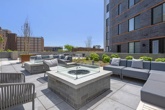 19 East in Bayonne, NJ - Foto de edificio - Building Photo