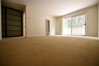 Northwood Court Apartment in Oakland, CA - Building Photo - Building Photo