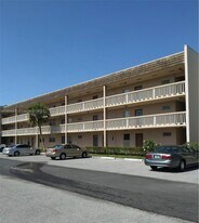 6150 NW 62nd St in Tamarac, FL - Building Photo