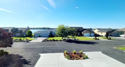 8295 Diamond Point Cir NE, Unit Lake 2  w shared bathrm in Moses Lake, WA - Foto de edificio - Building Photo