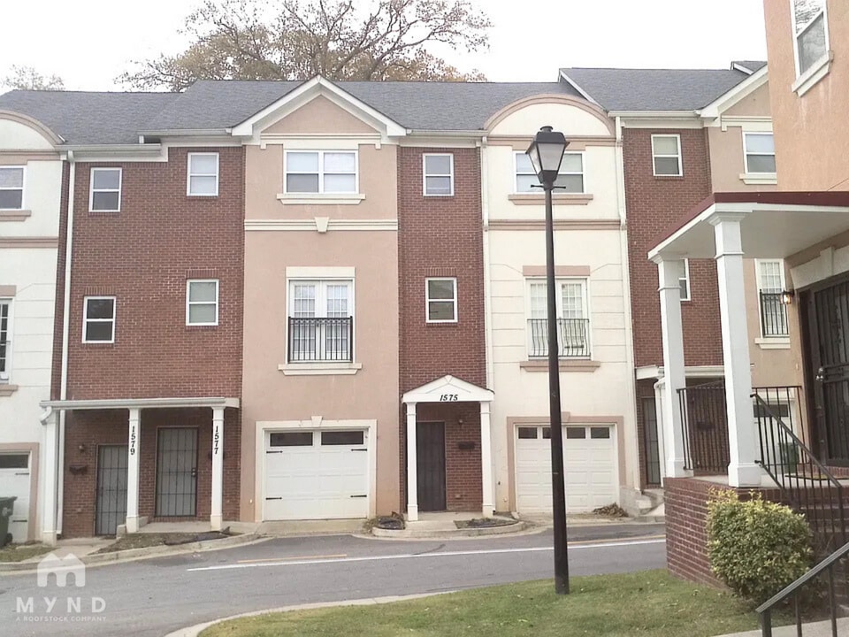 1575 Laurel Park Cir in Atlanta, GA - Building Photo