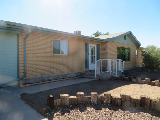 2225 Thomas Dr in Las Cruces, NM - Building Photo - Building Photo