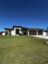 2807 SW 2nd Ln in Cape Coral, FL - Building Photo