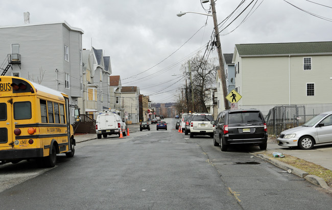 204-206 Hamilton Ave in Paterson, NJ - Building Photo - Building Photo