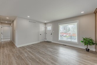 911 Mayfair Dr in Boonville, IN - Building Photo - Building Photo