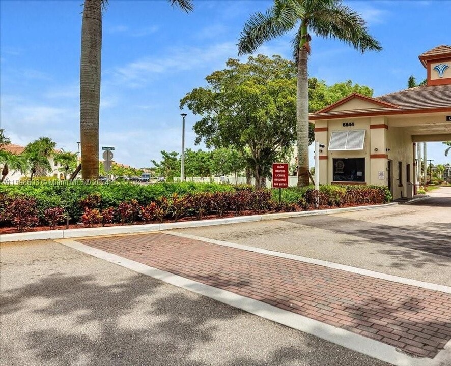 4358 Fountains Dr in Greenacres, FL - Building Photo
