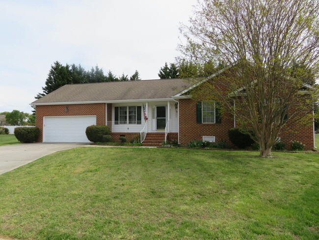 112 Shade Tree Ct in Colonial Heights, VA - Foto de edificio - Building Photo