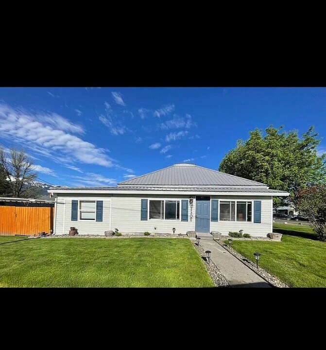 506 N River St in Enterprise, OR - Building Photo