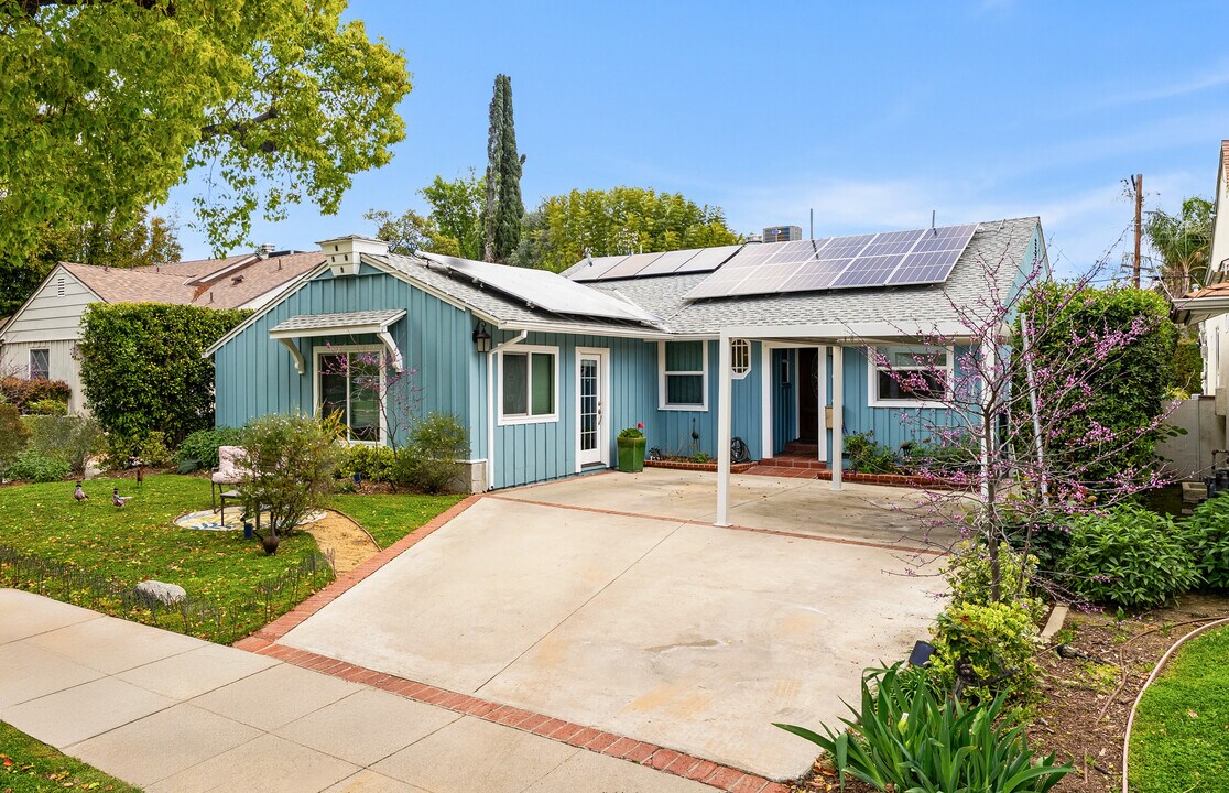 5816 Lemona Ave in Van Nuys, CA - Foto de edificio