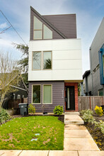 8216 N Chautauqua Blvd in Portland, OR - Building Photo - Building Photo