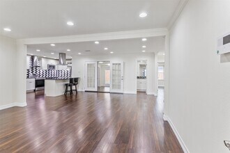 1918 Crestdale Dr in Houston, TX - Building Photo - Building Photo