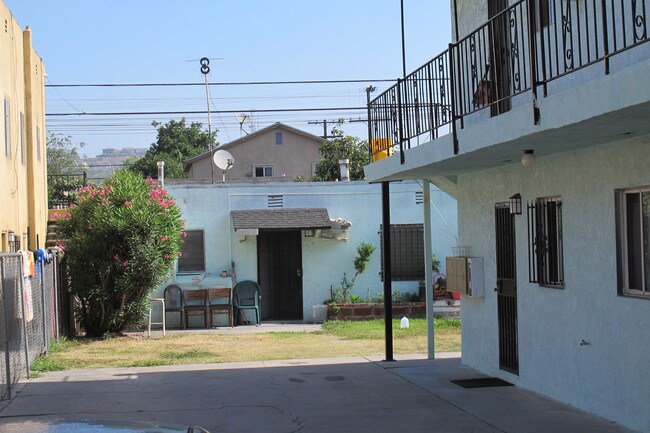 2315 E Spaulding St in Long Beach, CA - Foto de edificio - Building Photo