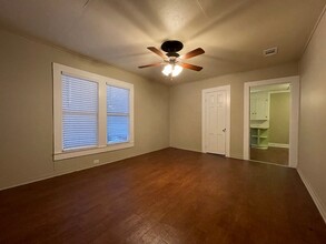 1075 W Coll St in New Braunfels, TX - Building Photo - Building Photo