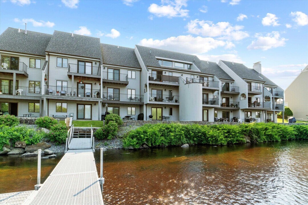 33 River Front Dr in Manchester, NH - Building Photo