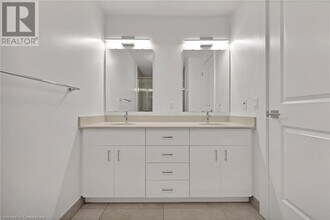 15 Glebe St in Cambridge, ON - Building Photo - Building Photo
