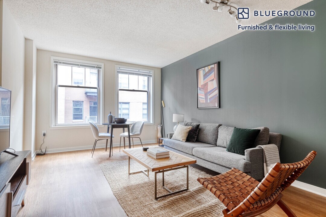 2400 M St NW in Washington, DC - Building Photo
