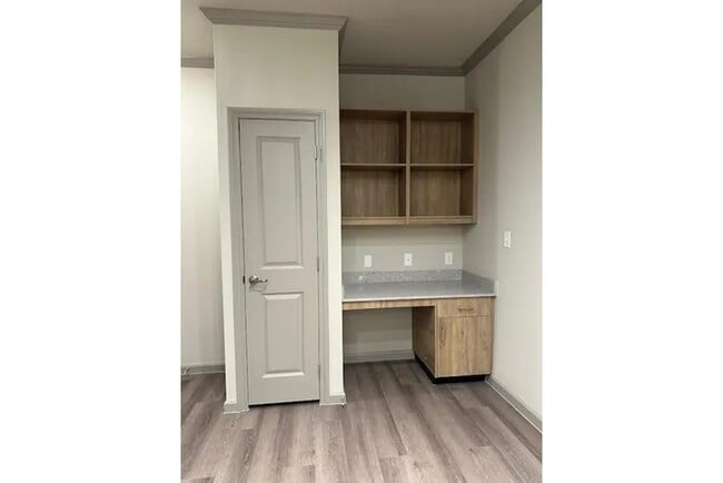 501 W Sam Houston Ave