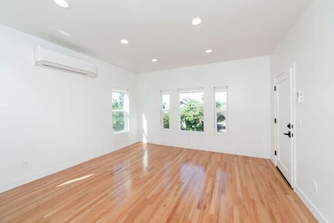 830 N Coronado St in Los Angeles, CA - Building Photo - Building Photo