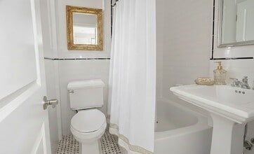 207 E 83rd St in New York, NY - Foto de edificio - Building Photo