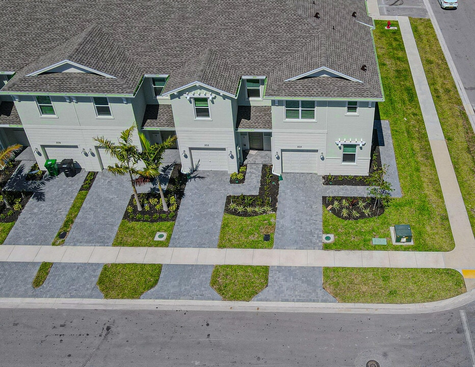 503 Rivergrass St in Port St. Lucie, FL - Foto de edificio