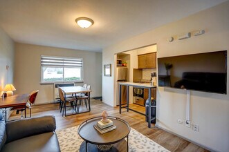 407 S 94th Pl in Milwaukee, WI - Foto de edificio - Building Photo