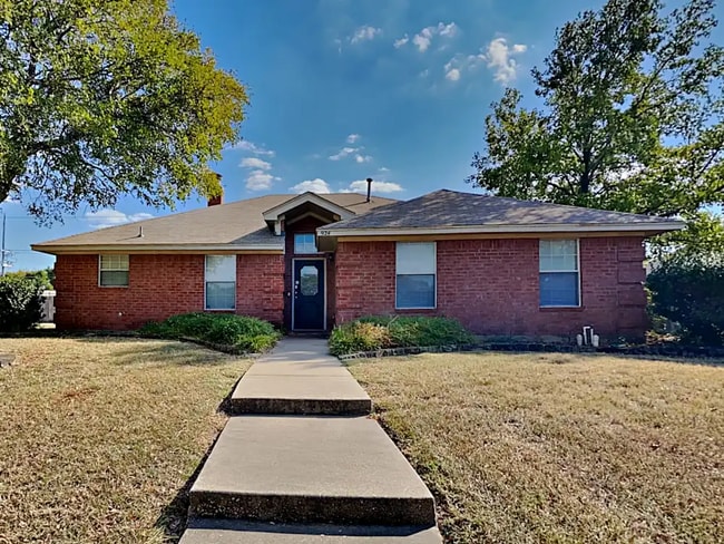 property at 923 Teakwood Ln