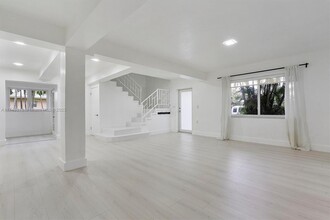 600 Surfside Blvd in Surfside, FL - Foto de edificio - Building Photo