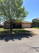 129 Holmstrom St in Hutto, TX - Building Photo - Building Photo