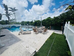 3041 SW 44th St in Fort Lauderdale, FL - Foto de edificio - Building Photo