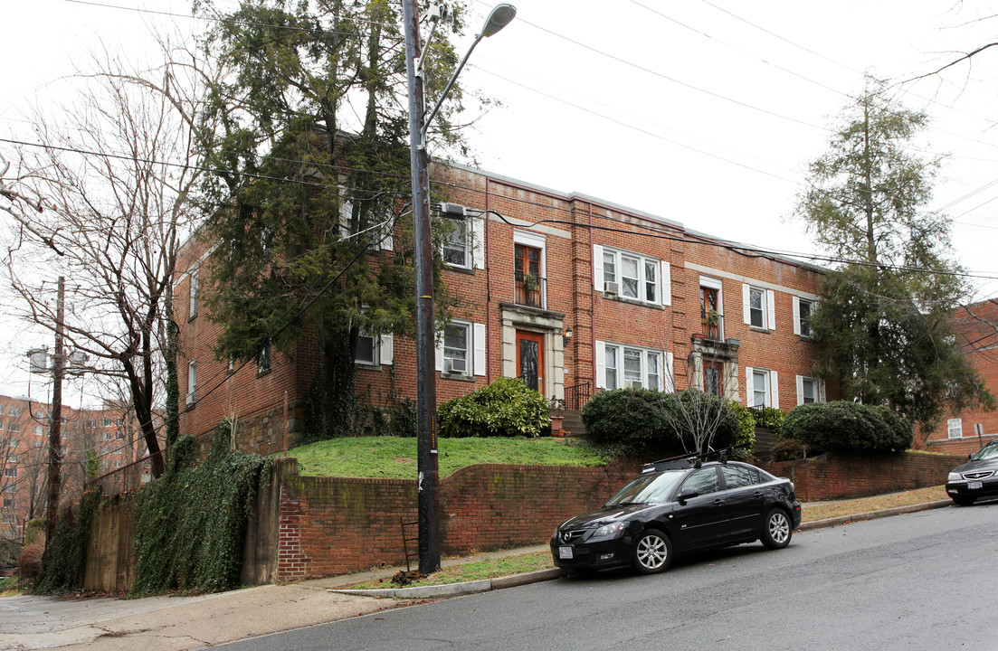 4101 Davis Pl NW in Washington, DC - Building Photo